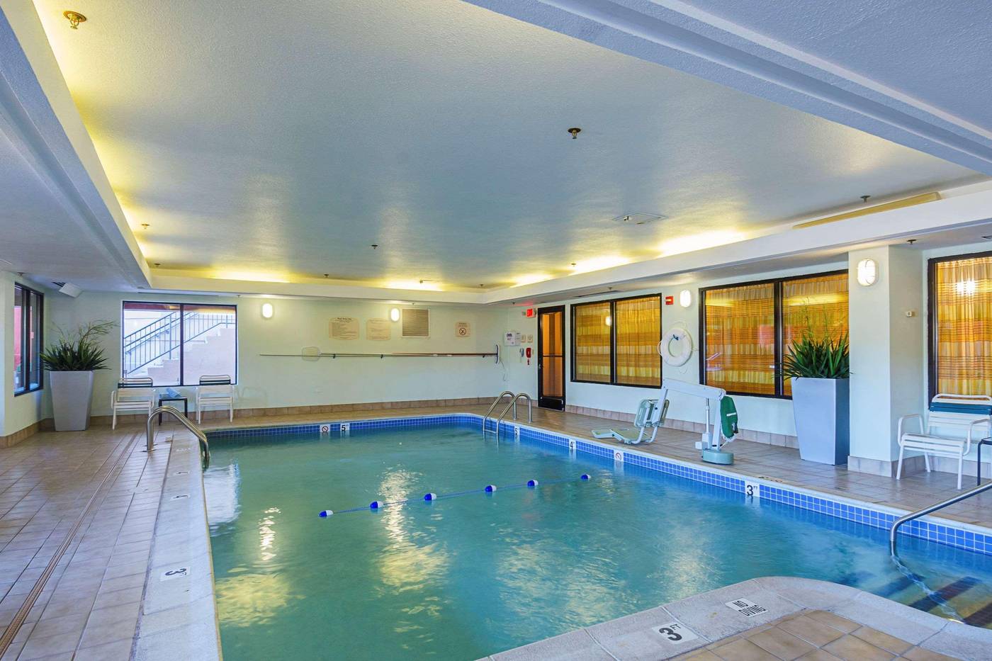 Quality-Inn-Boston-revere-Pool-28