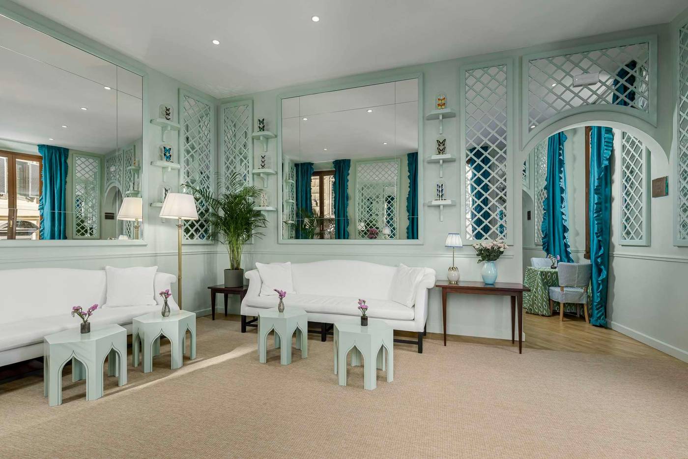 Room-Mate-Isabella-Bar-12