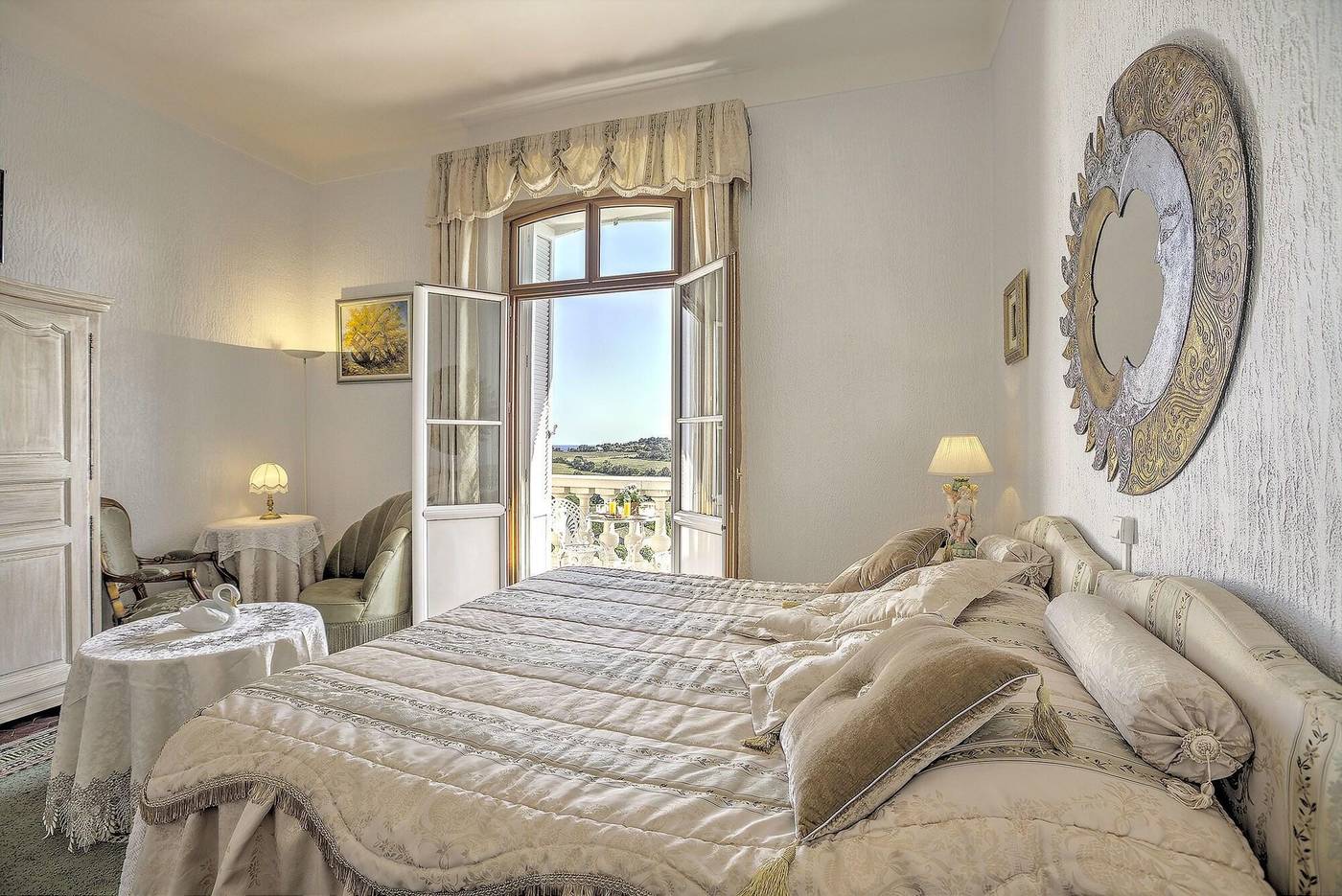 Chateau-de-Mei-Lese-Room-45