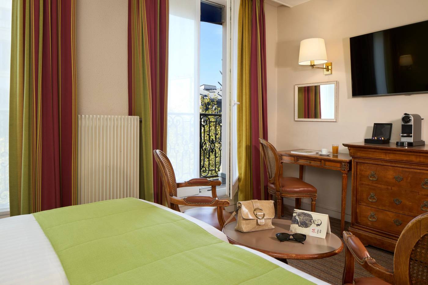 Best-Western-Tour-Eiffel-Invalides-Room-3