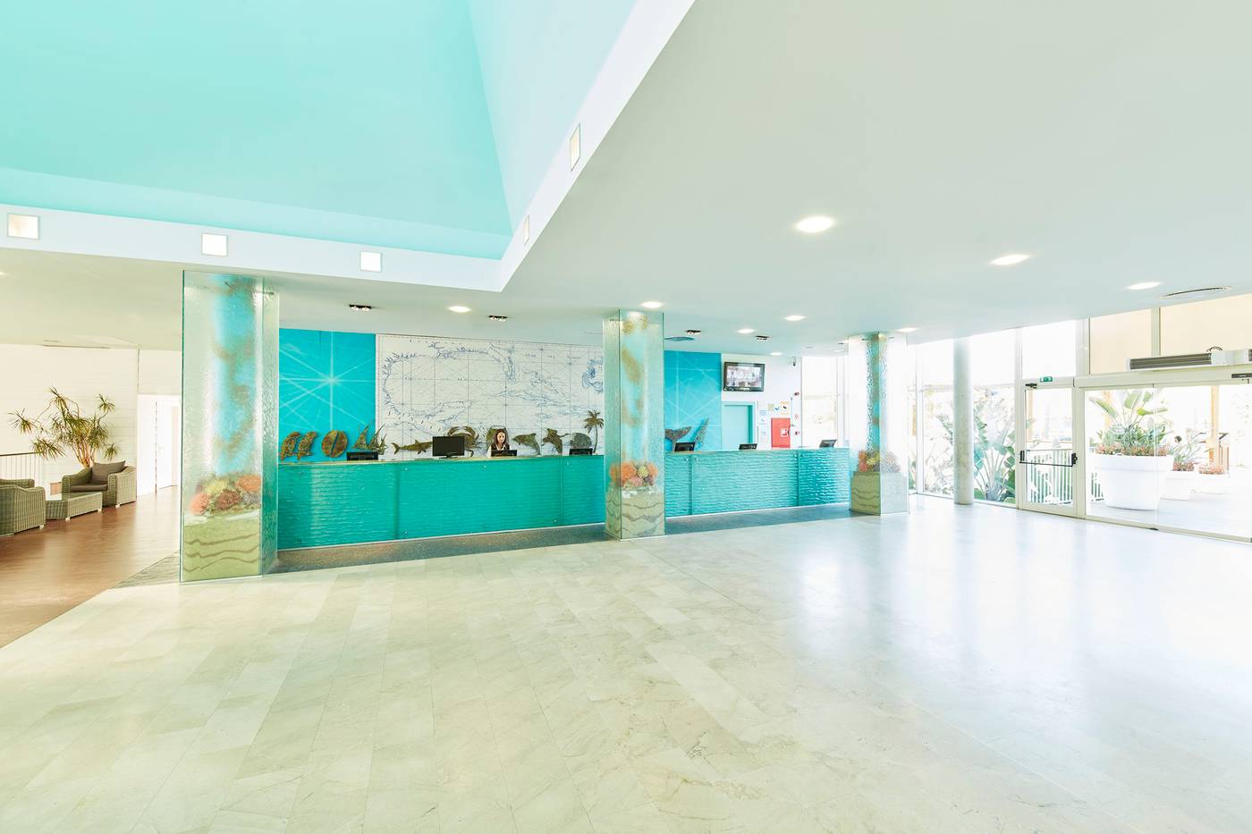 PortAventura-Hotel-Caribe---Theme-Park-Lobby-37