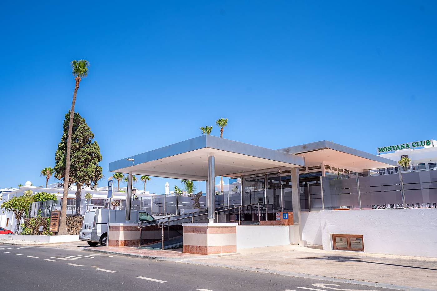 Suite-Hotel-Montana-Club-Lobby-17