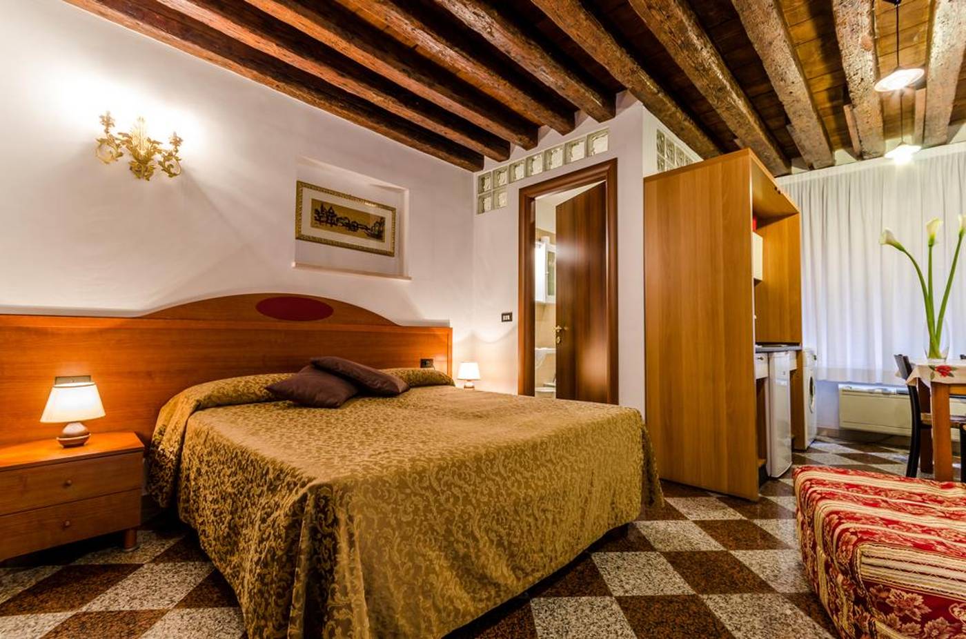 Venice-Apartments-Room-3
