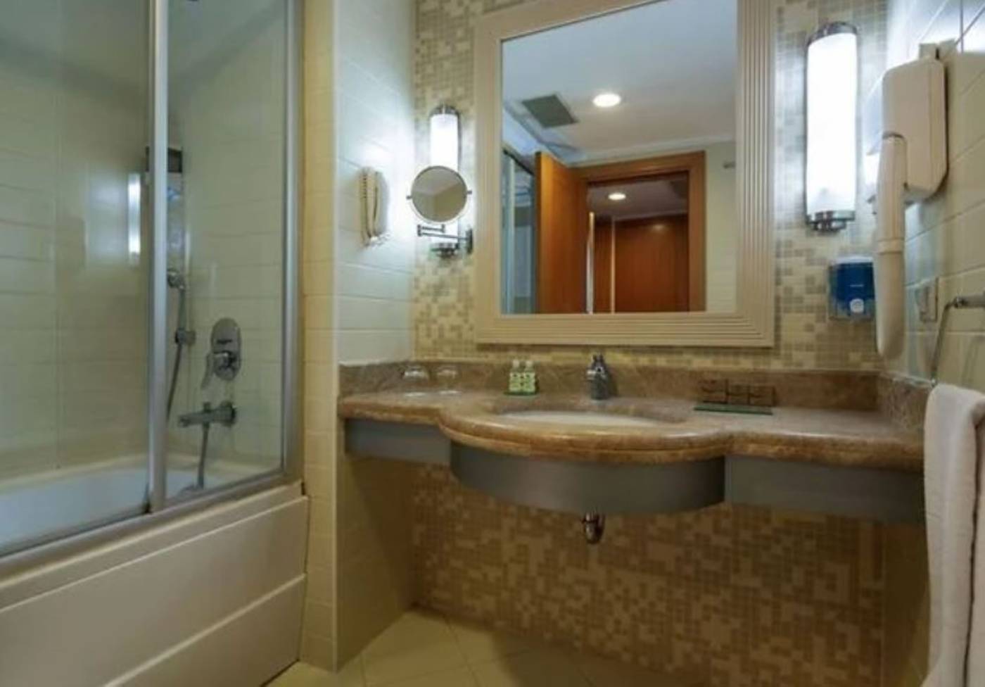 Crystal-Admiral-Resort-Room-31