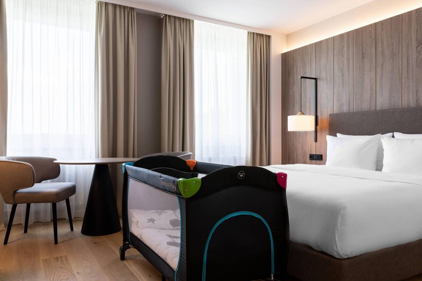 Ac-Hotel-By-Marriott-Berlin-Humboldthain-Park-Room-9