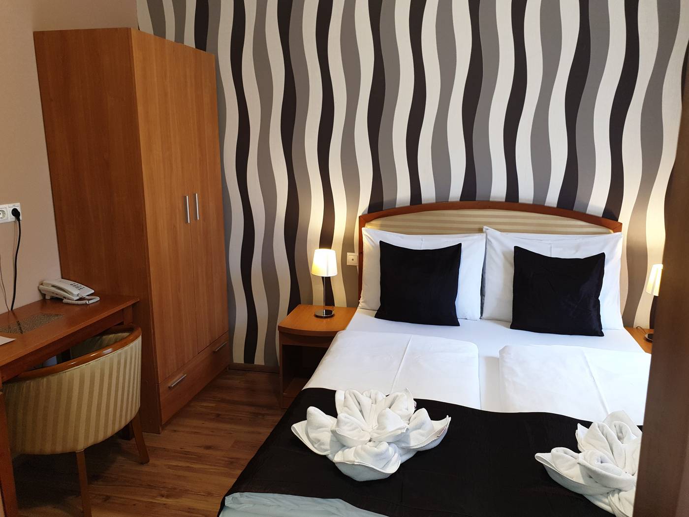 Six-Inn-Hotel-Room-3