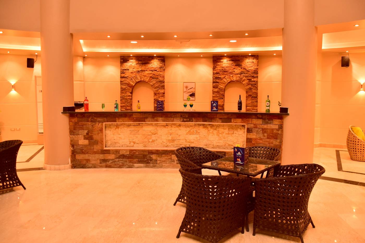 Dive-Inn-Resort-Bar-51