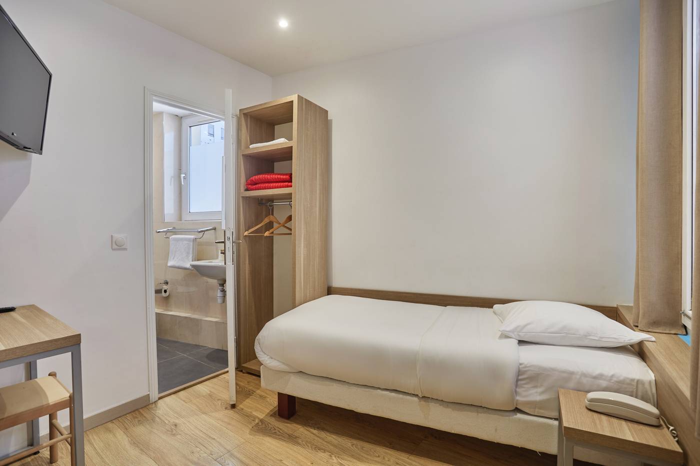 Hipotel-Paris-Gare-Du-Nord-Merryl-Room-5
