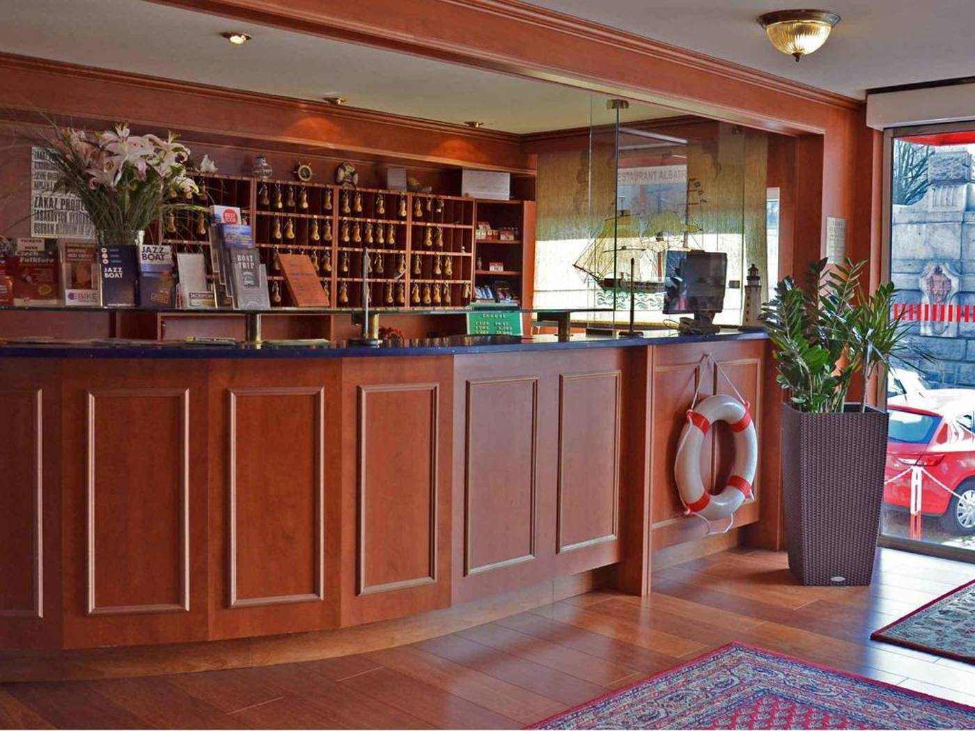 Botel-Albatros-Lobby-6