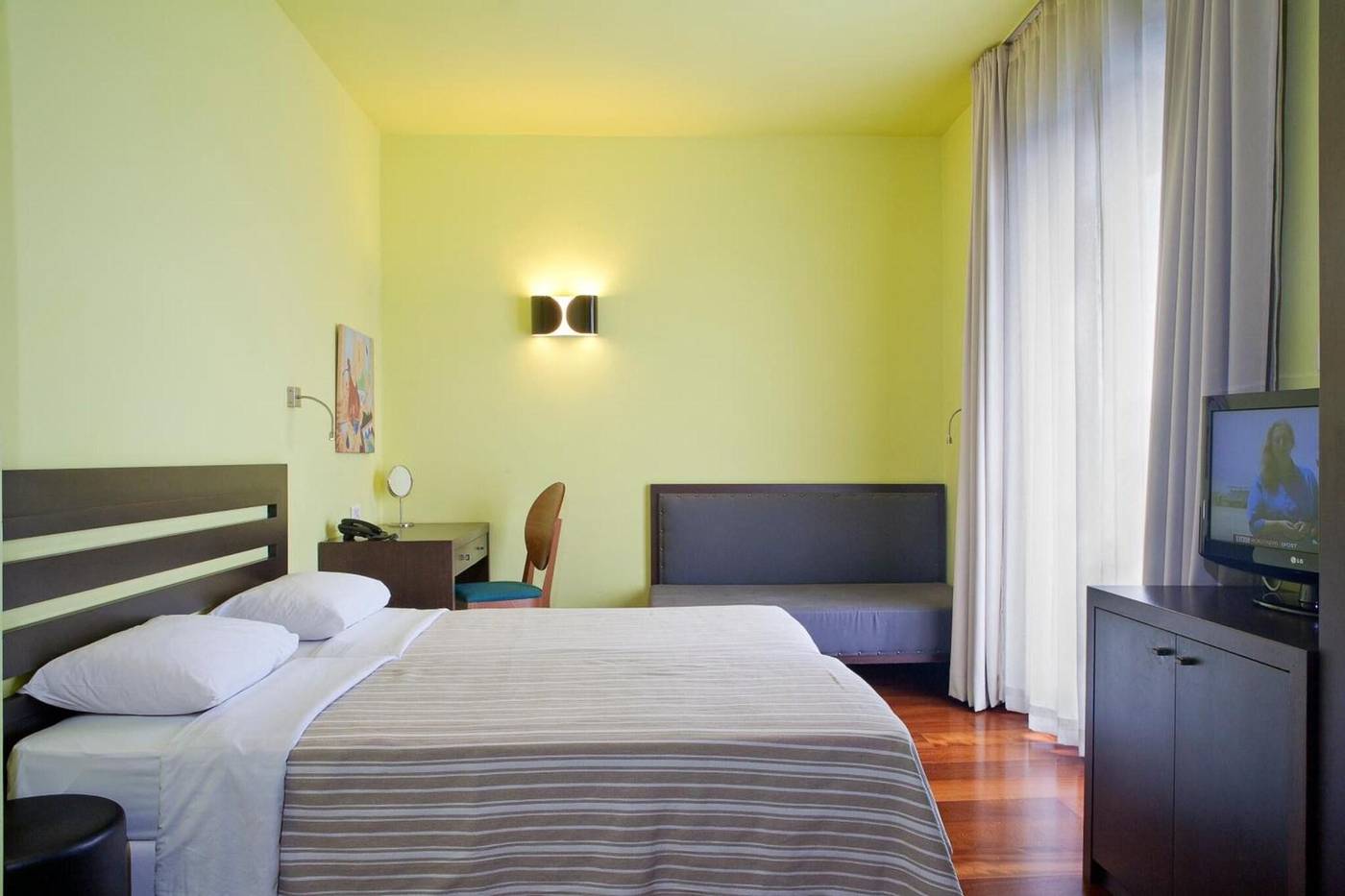 Athens-Center-Square-Room-15