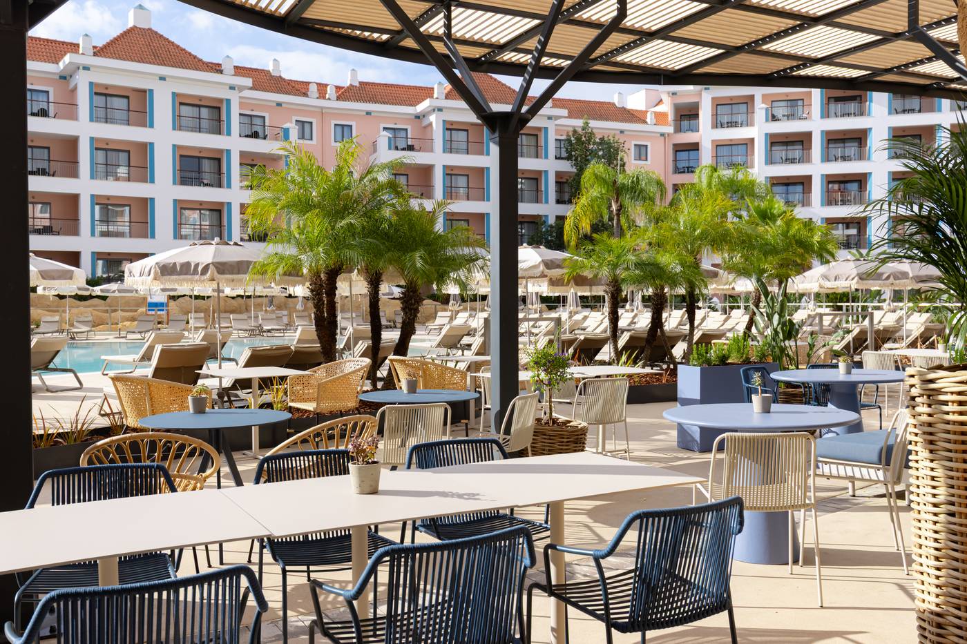 Hilton-Vilamoura-As-Cascatas-Golf-Resort---Spa-Bar-11