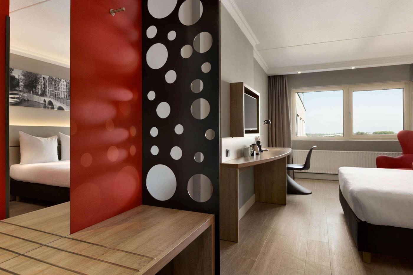 Ramada-by-Wyndham-Amsterdam-Airport-Schiphol-Room-6