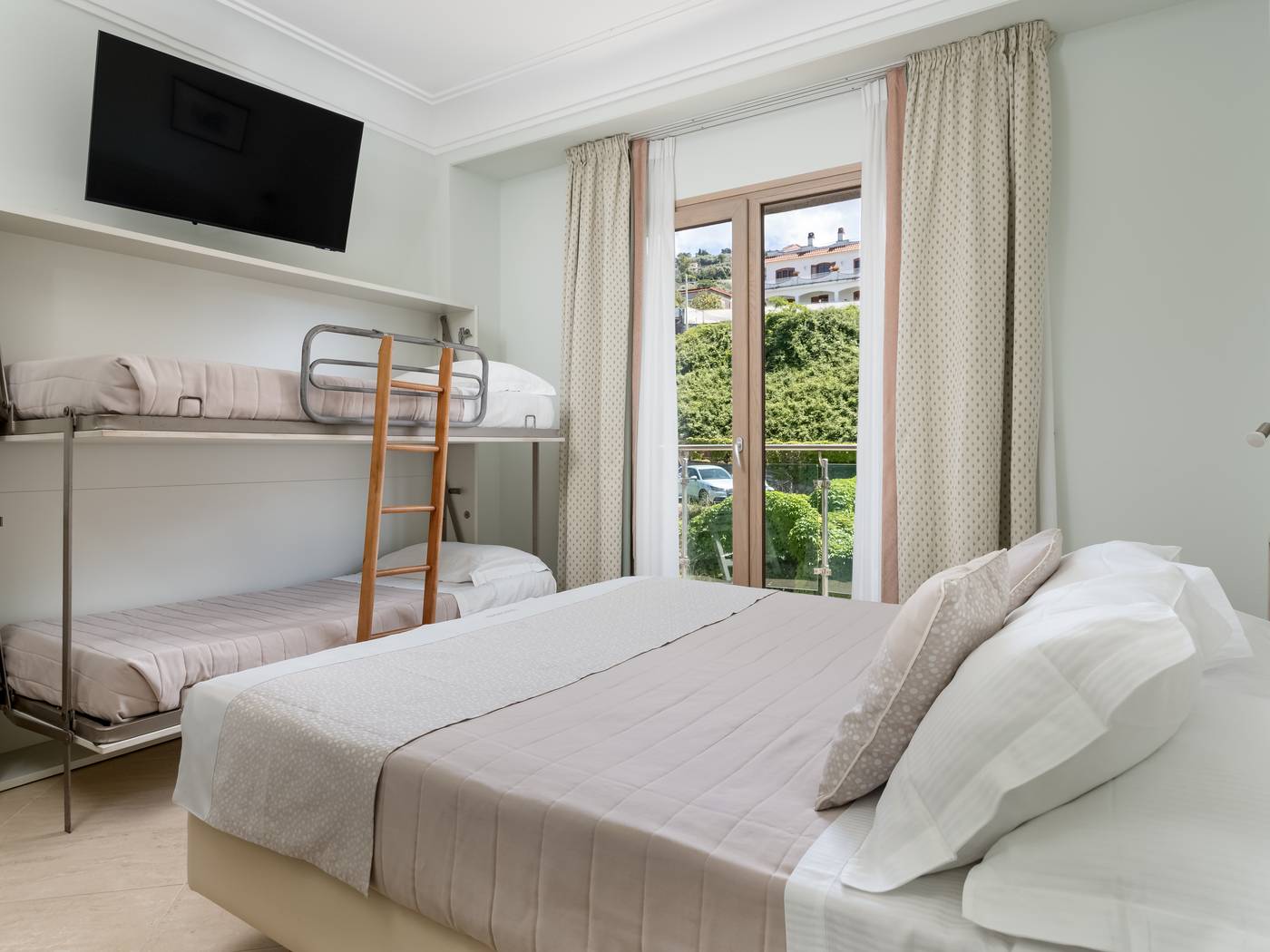 Comfort-Hotel-Gardenia-Sorrento-Coast-Room-47