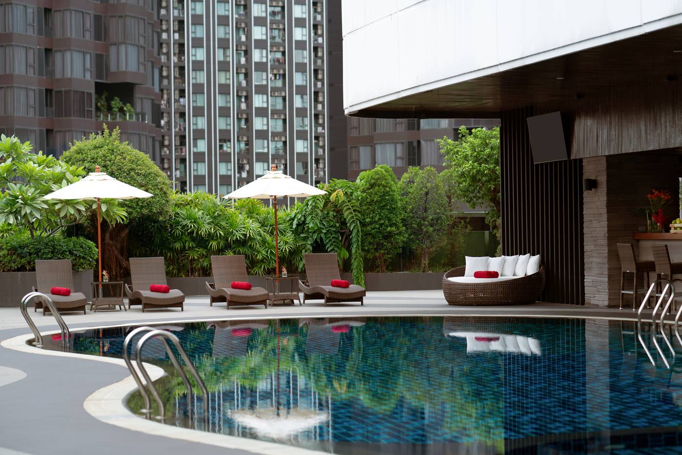 Avani-Ratchada-Bangkok-Pool-1