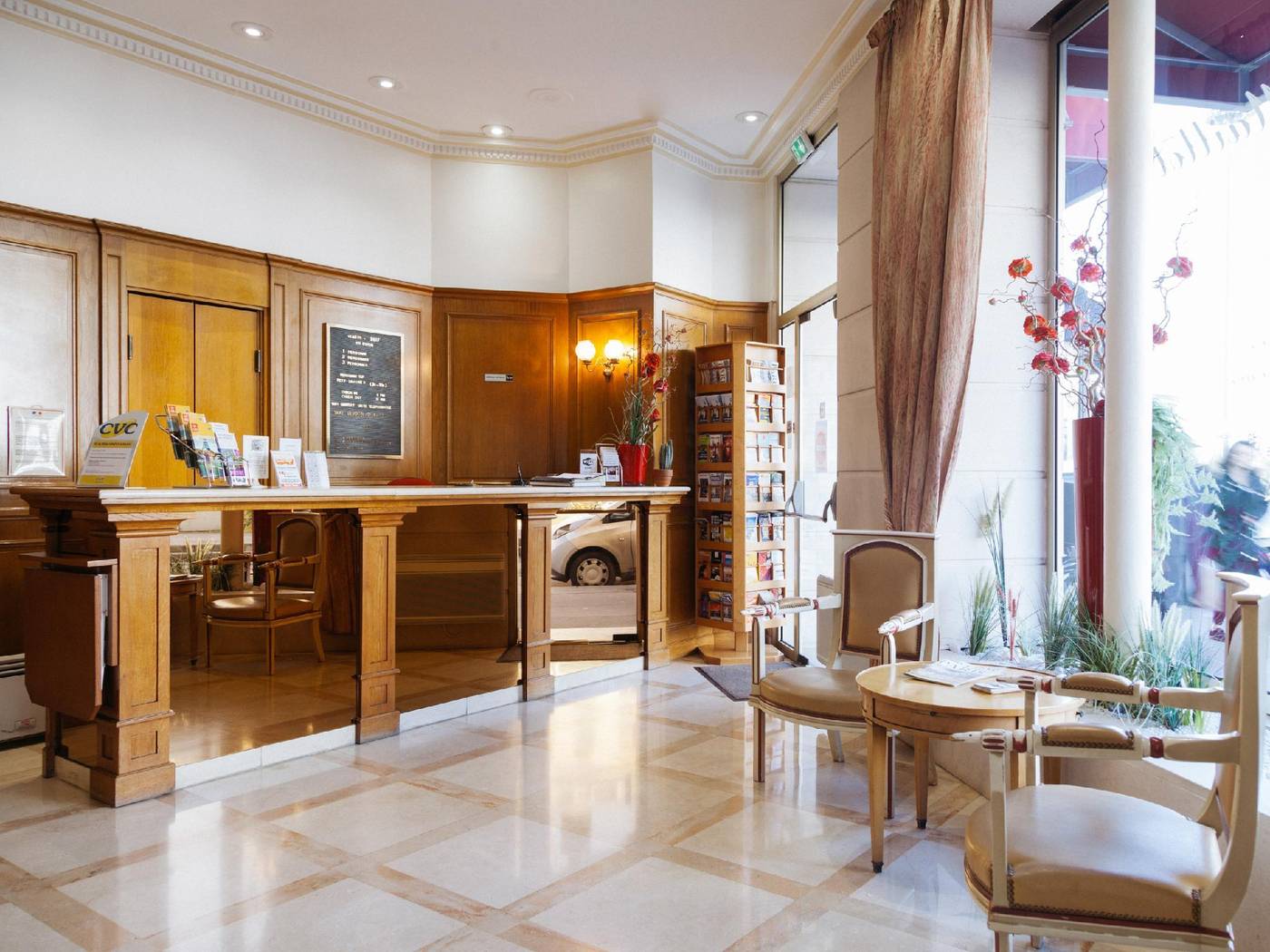 Fertel-Maillot-Lobby-2