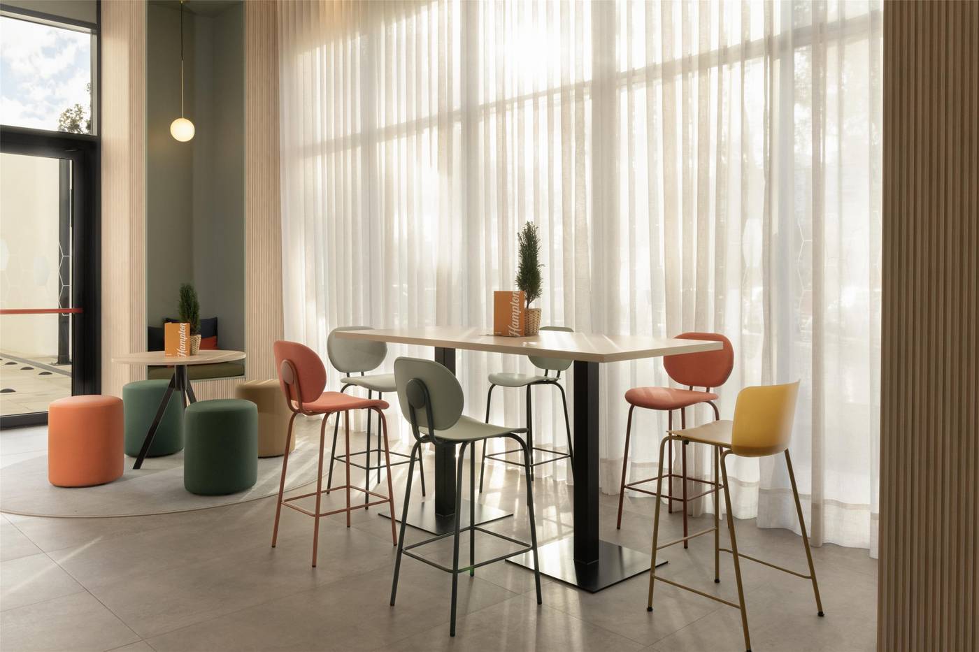 Hampton-By-Hilton-Malaga-Martiricos-Lobby-27