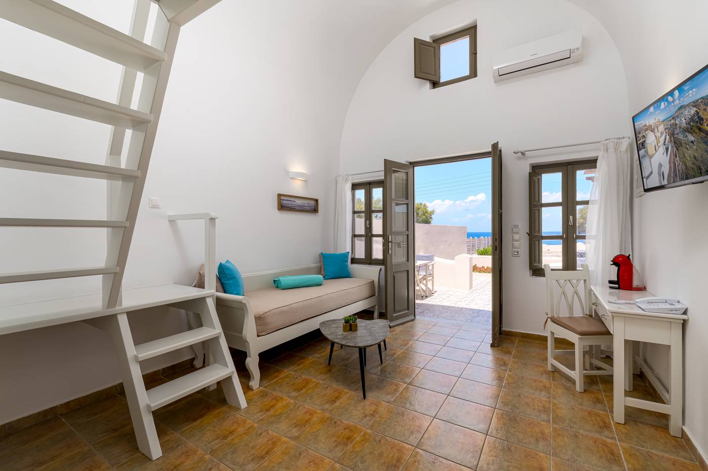 En-Plo-Boutique-Suites---Oia-Santorini-Room-28