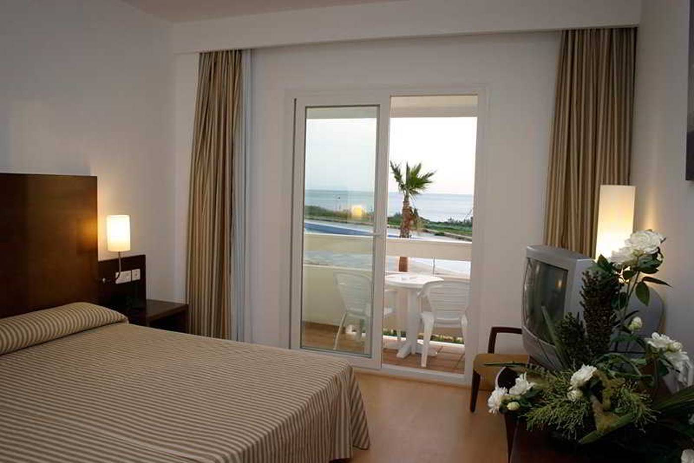 Garbi-Costa-Luz-Room-3