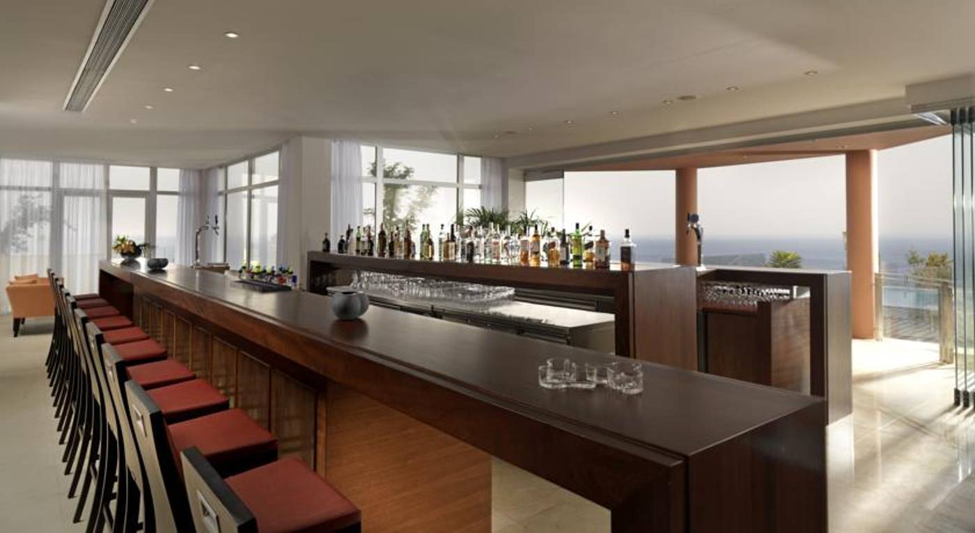 Louis-Apostolata-Island-Resort-Bar-32