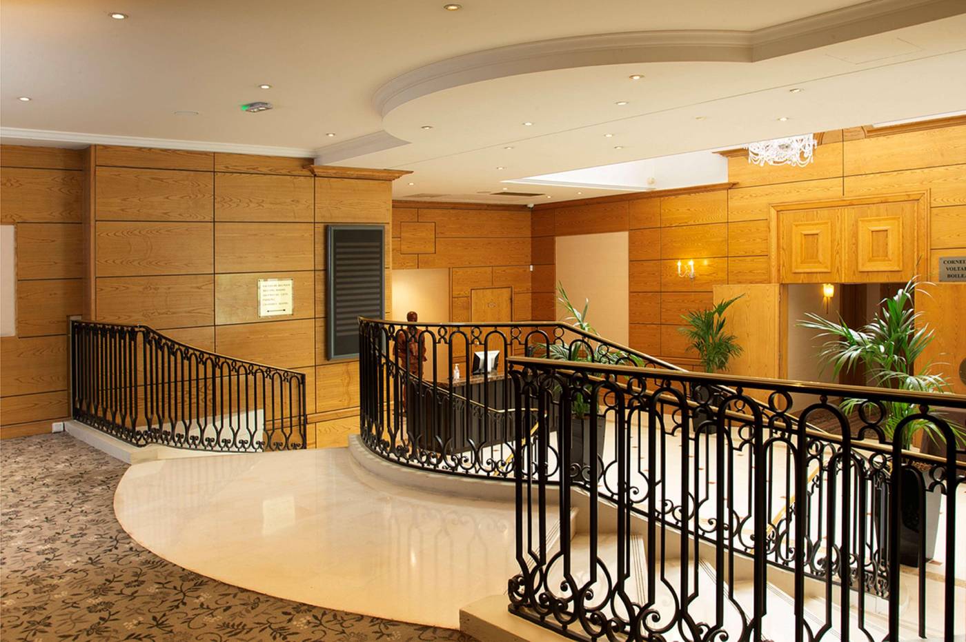 Waldorf-Astoria-Versailles---Trianon-Palace-Lobby-17