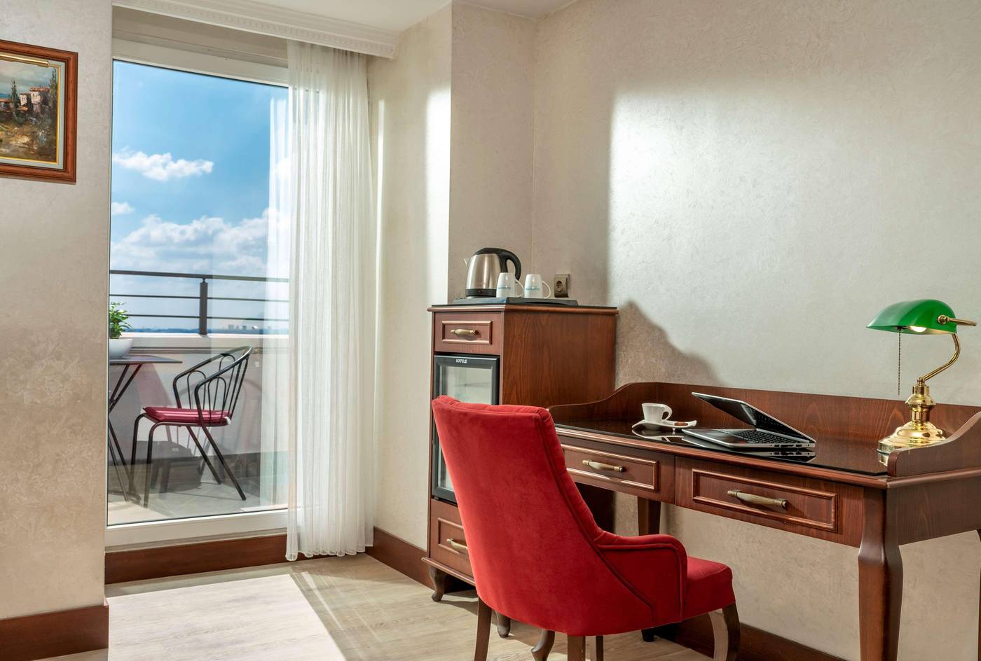 Lares-Park-Hotel-Room-10