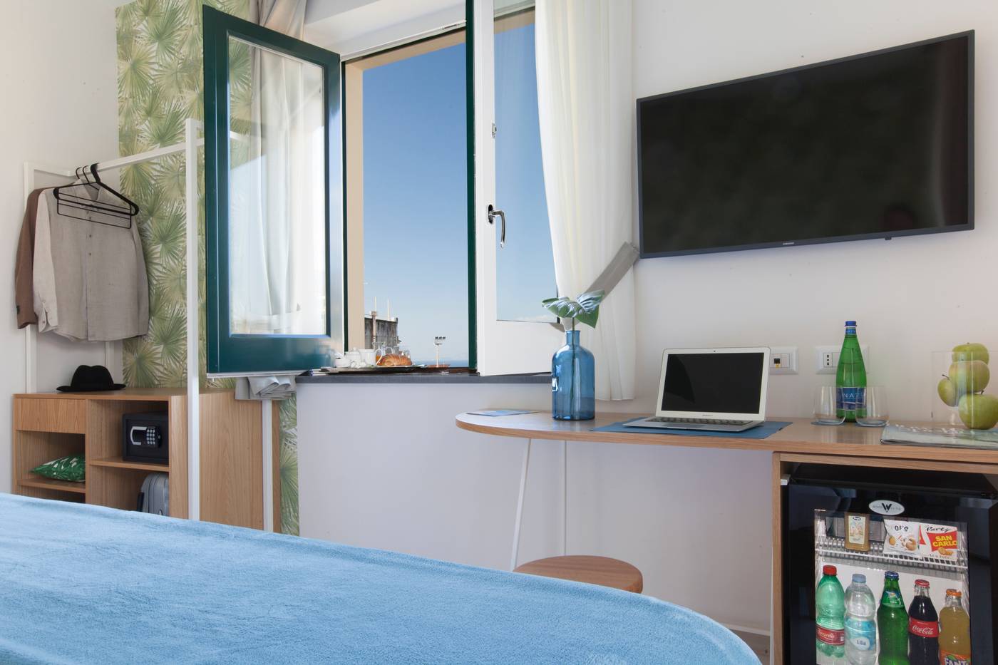 Unconventional-Sorrento-Coast-Room-42