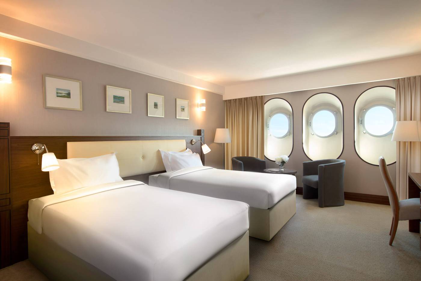Queen-Elizabeth-2-Hotel-Room-25