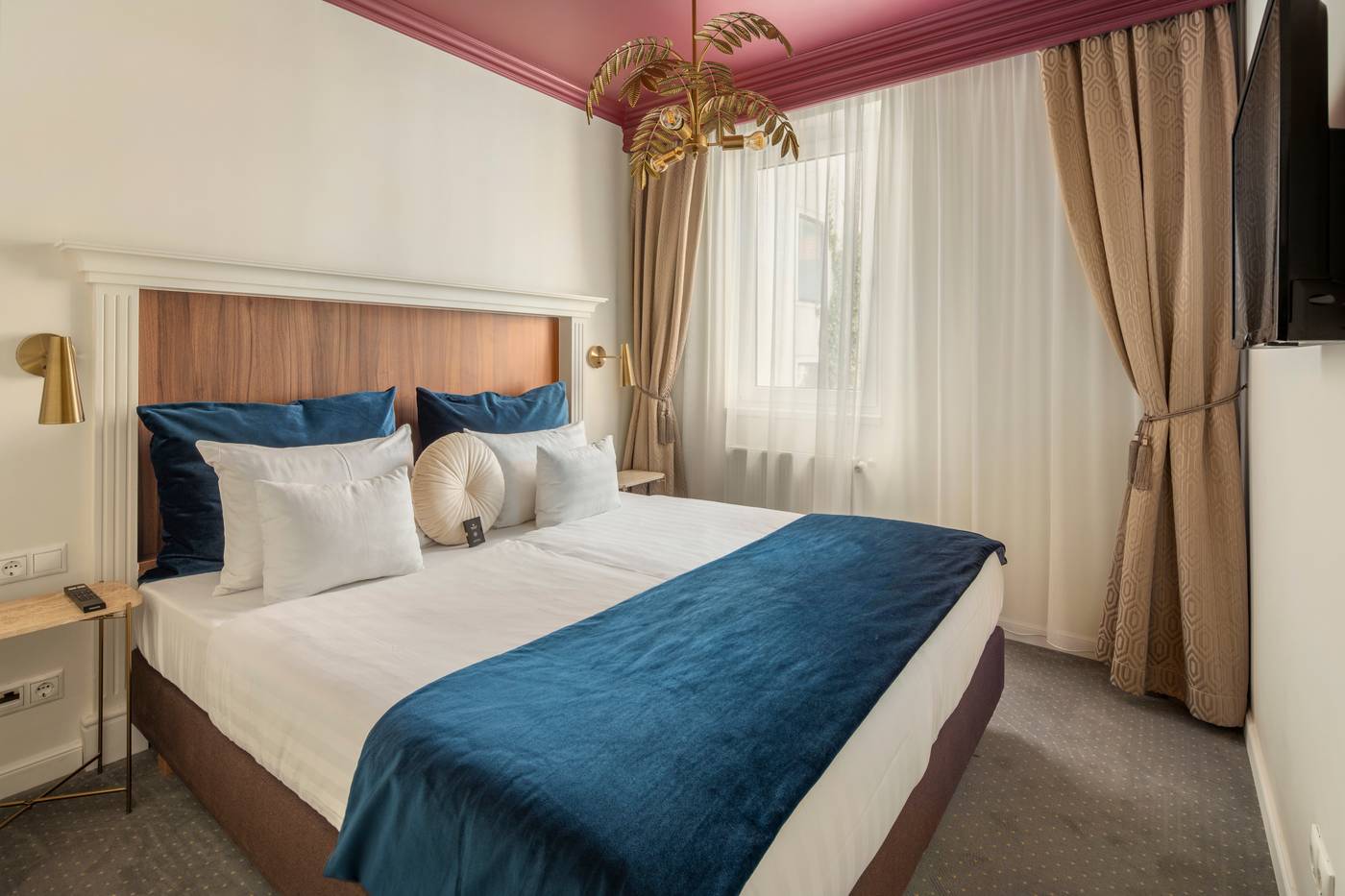 Queen-s-Court-Hotel-and-Residence-Room-31