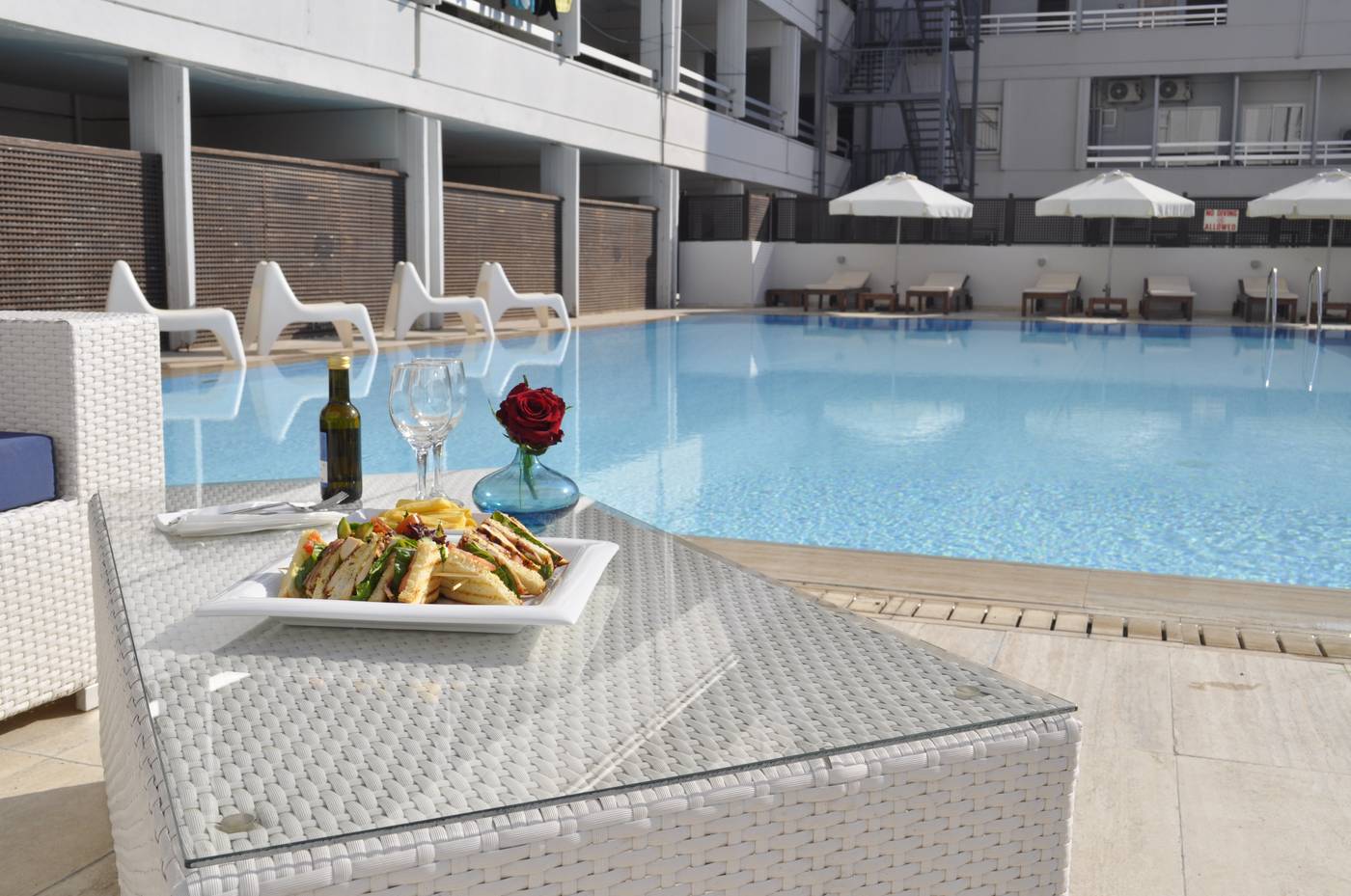 Sun-Hall-Hotel-Pool-4