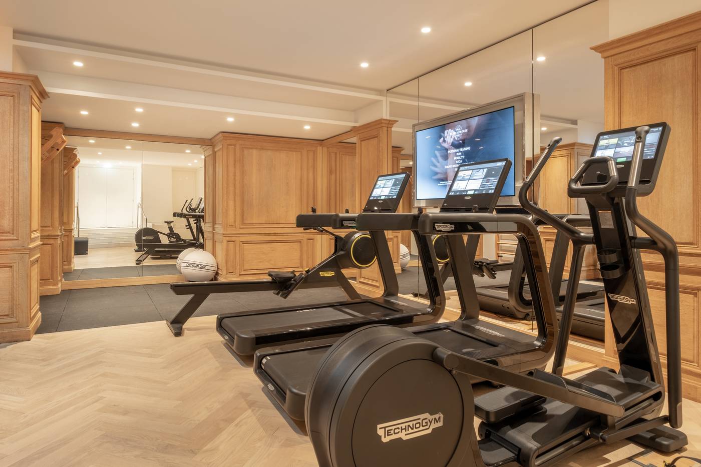 Hotel-Plaza-Athenee-Sports-and-Entertainment-56