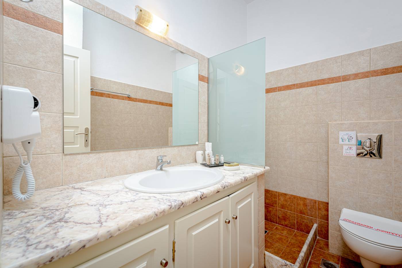 En-Plo-Boutique-Suites---Oia-Santorini-Room-45