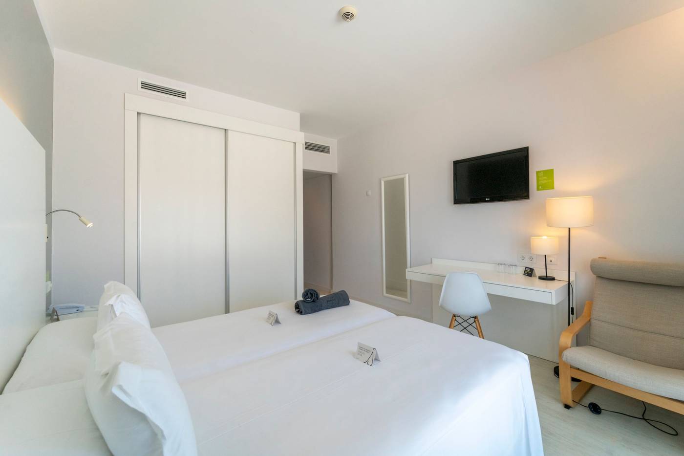 Artiem-Carlos-III-Room-20