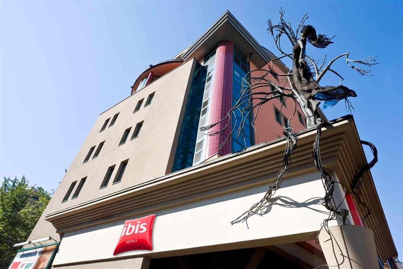 Ibis-Hotel-Heroes-Square-General-view-61