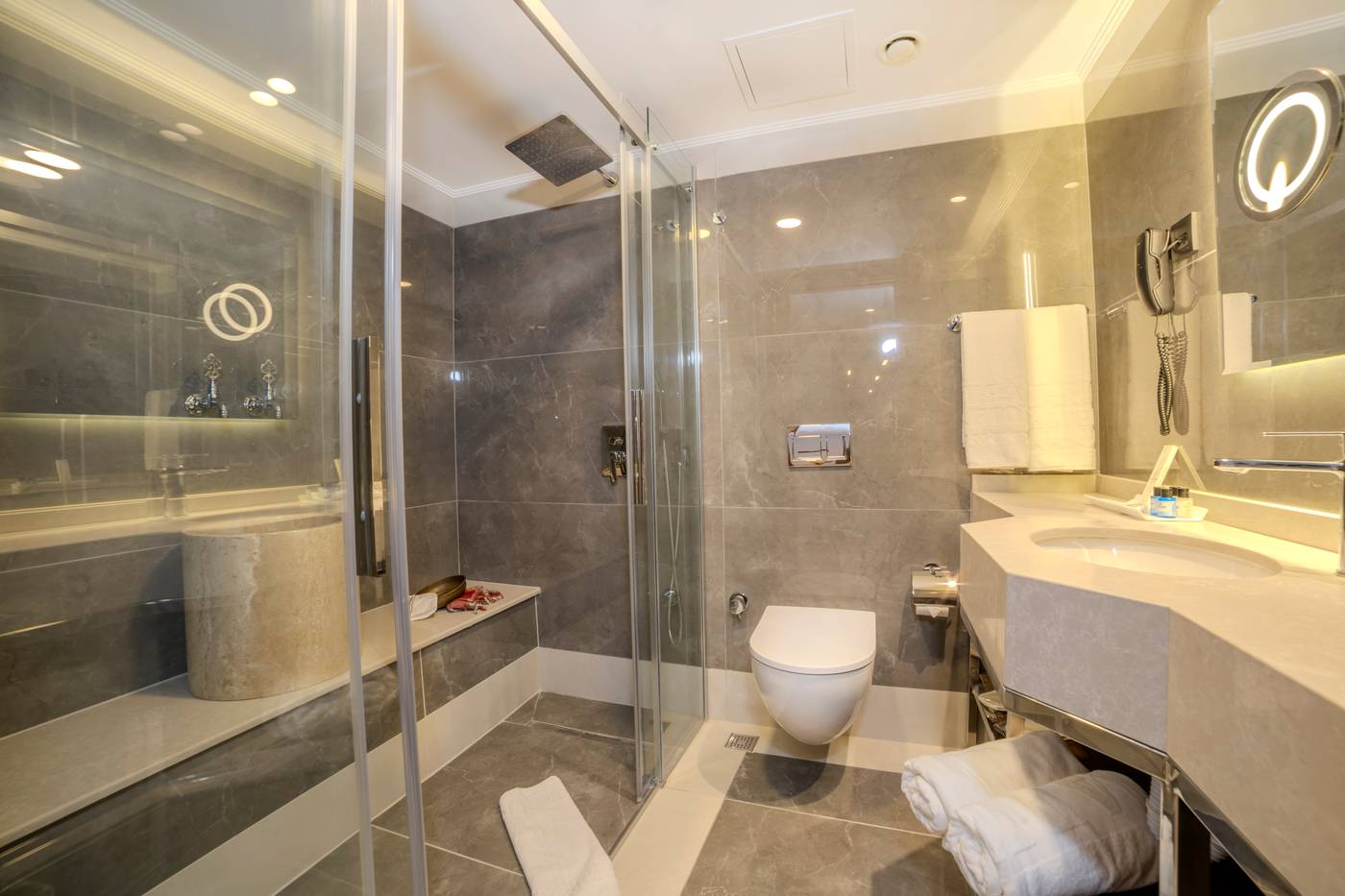 Grand-Hilarium-Hotel-Room-40