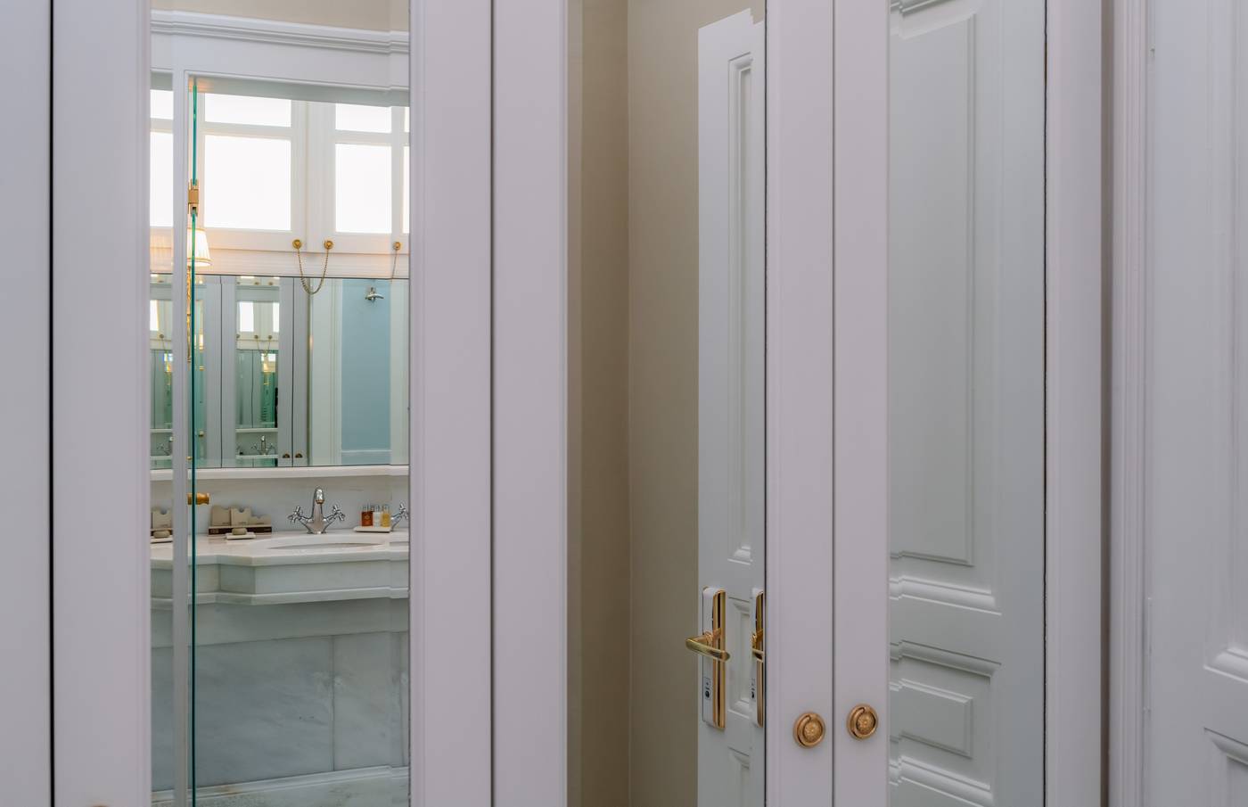 Noble-Suites-Room-37