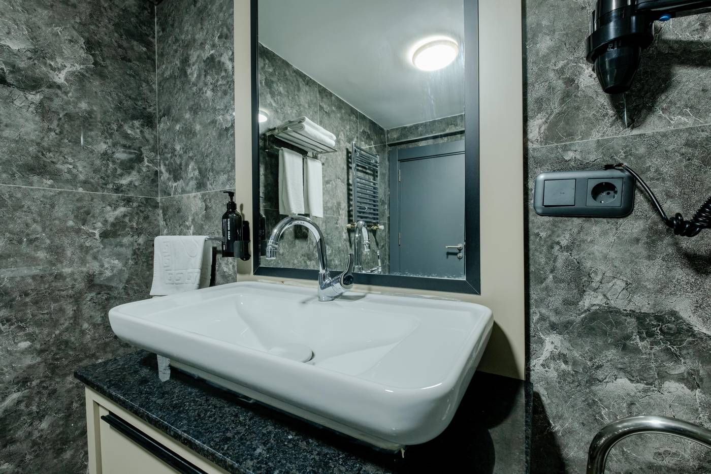 Frt-Airlines-Otel-Room-41