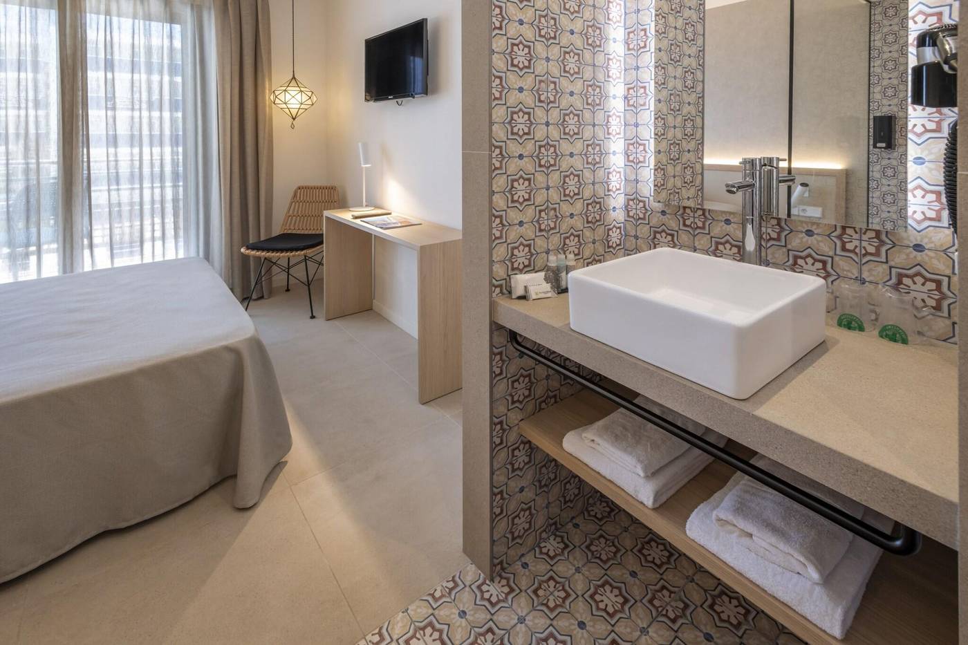 Alhambra-Room-18