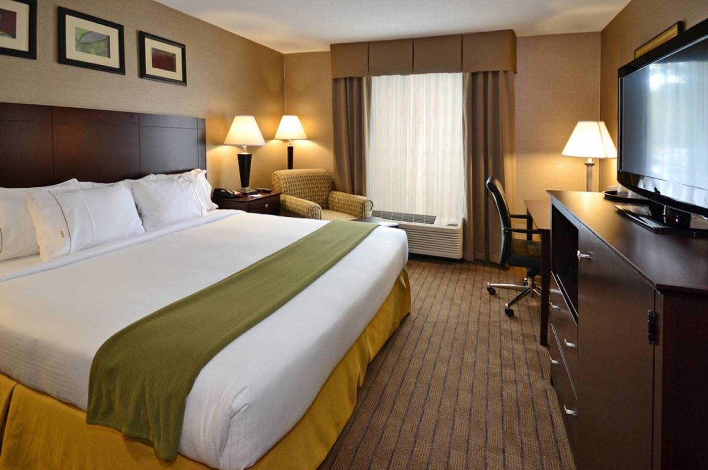 Holiday-Inn-Express-Boston-Brockton-Room-4