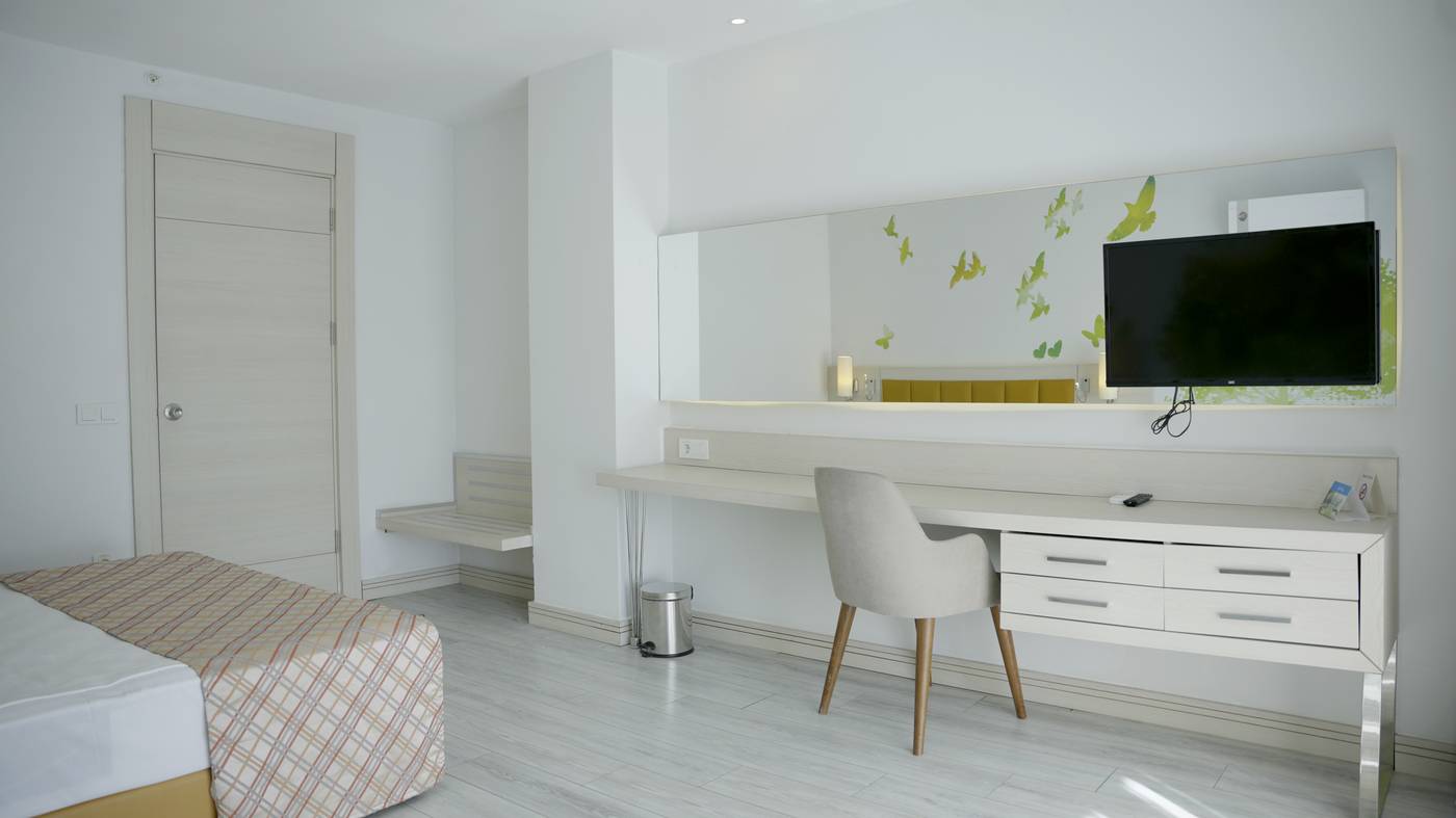 Club-Aqua-Plaza-Room-37