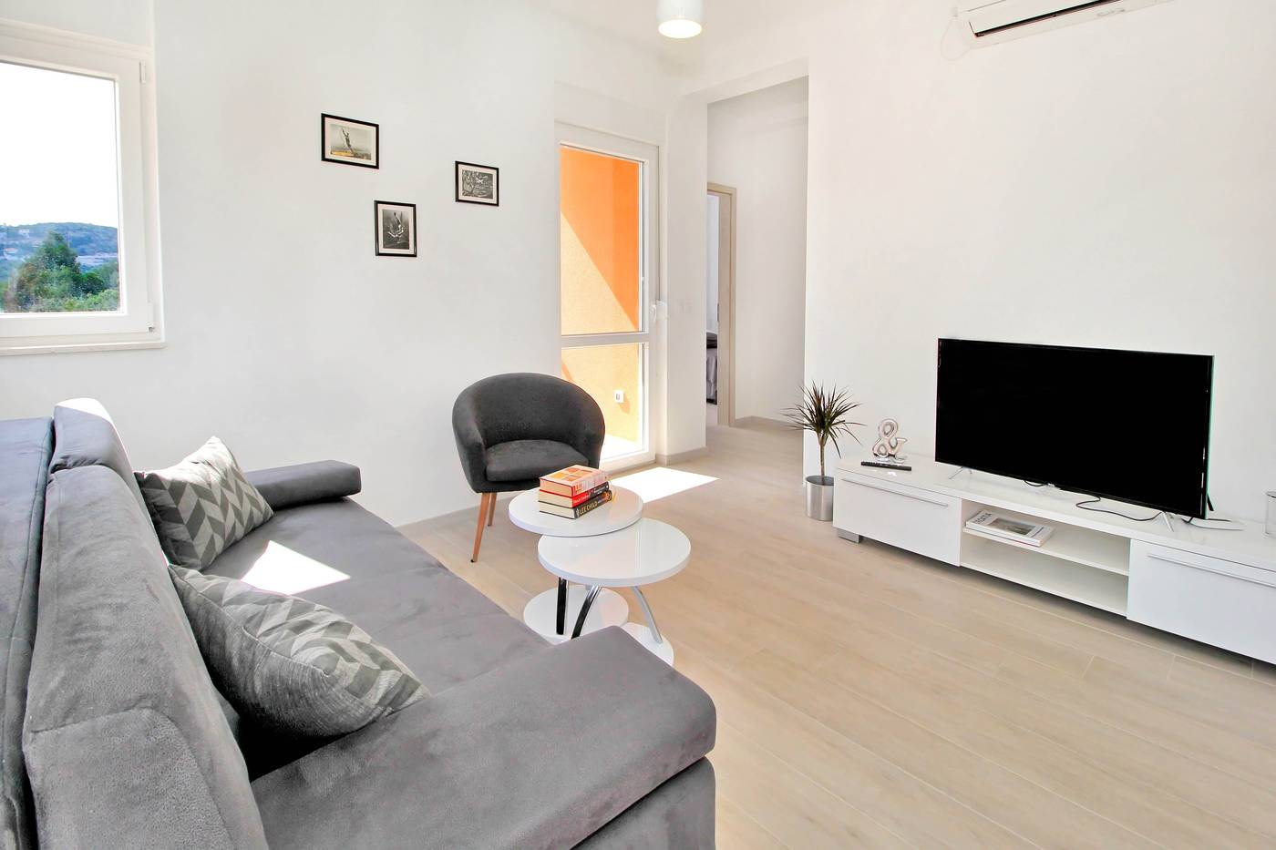 Bacan-Family-Apartments-Room-6