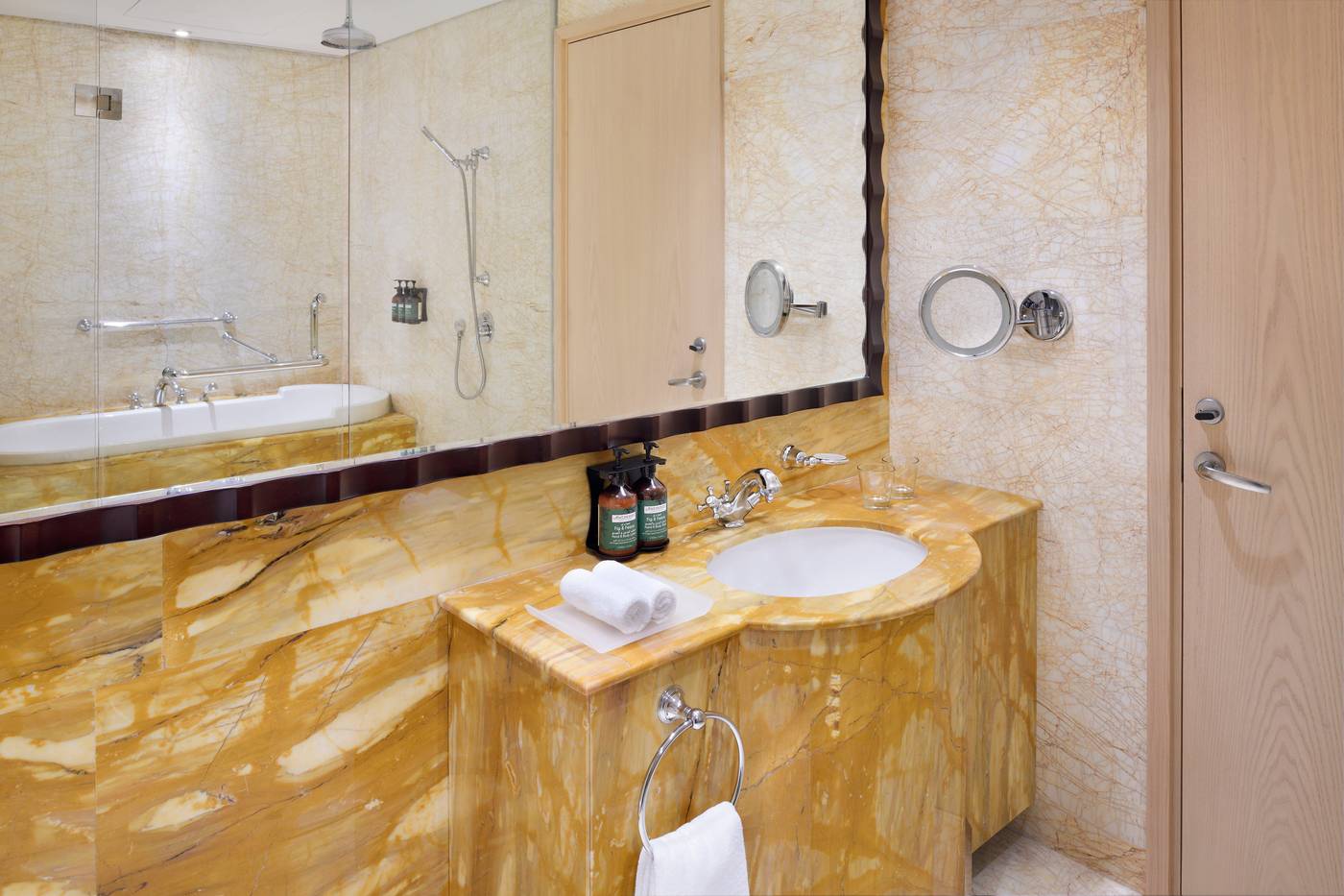 Crowne-Plaza-Jumeirah-Dubai-Room-32