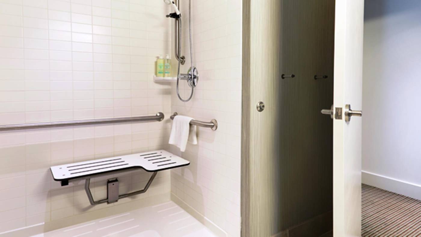 Coast-Coal-Harbour-Hotel-by-APA-Room-11