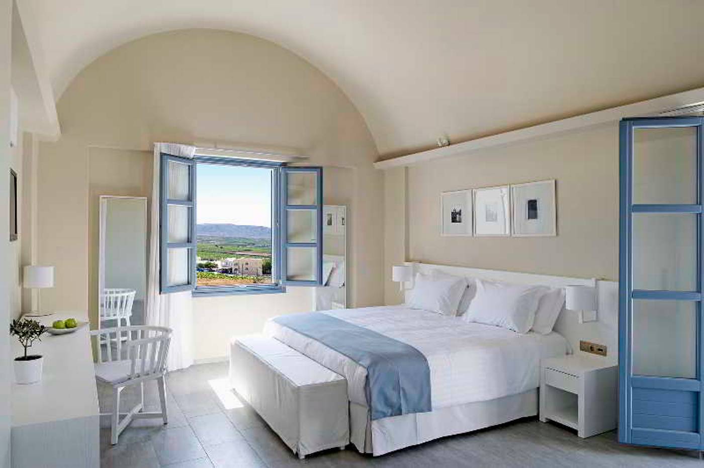 Acroterra-Rosa-Luxury-Suites-Room-4