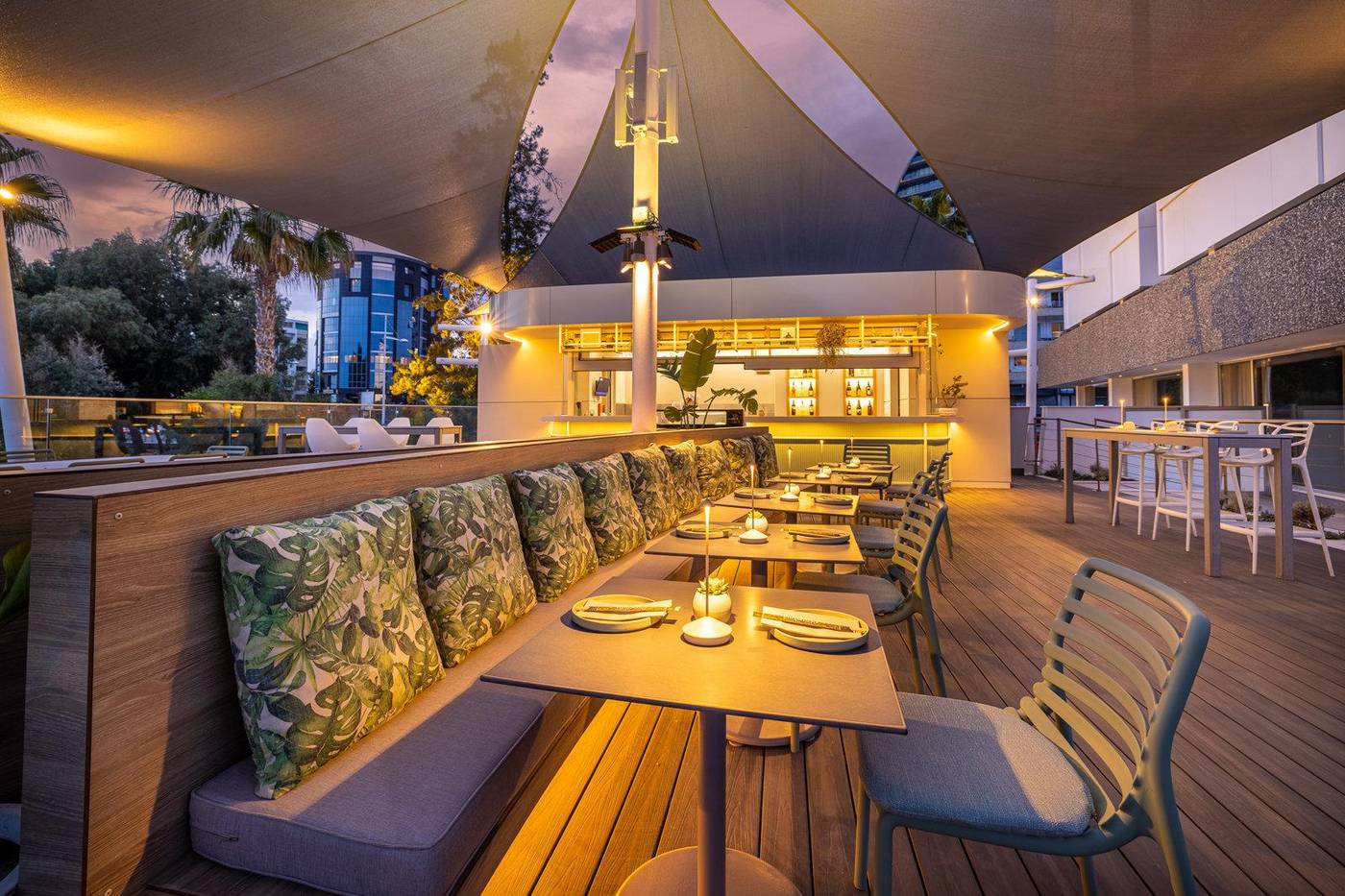 Crowne-Plaza-Limassol-Restaurant-13