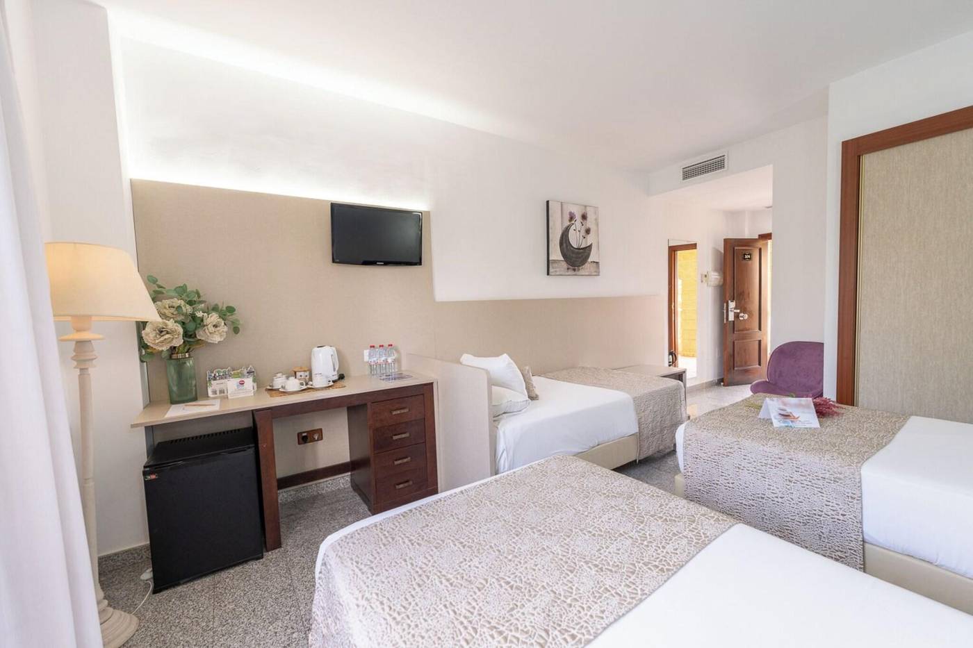 Hotel-Plaza-del-Castillo-Room-16