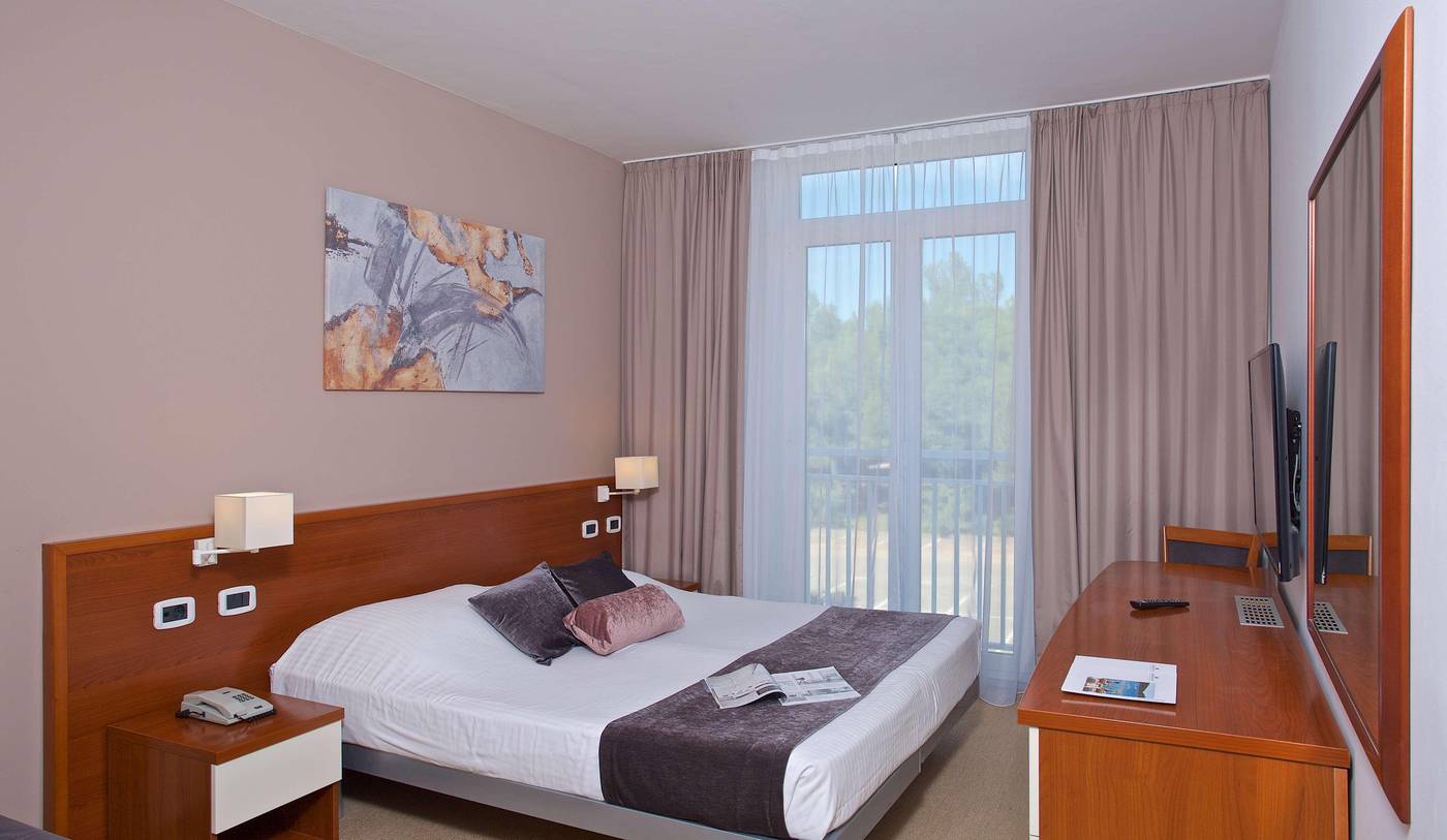 Hotel-Holiday-Room-29