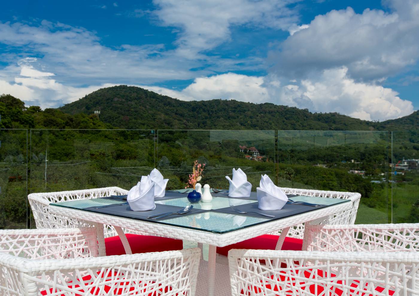 Utopia-Naiharn-Restaurant-54