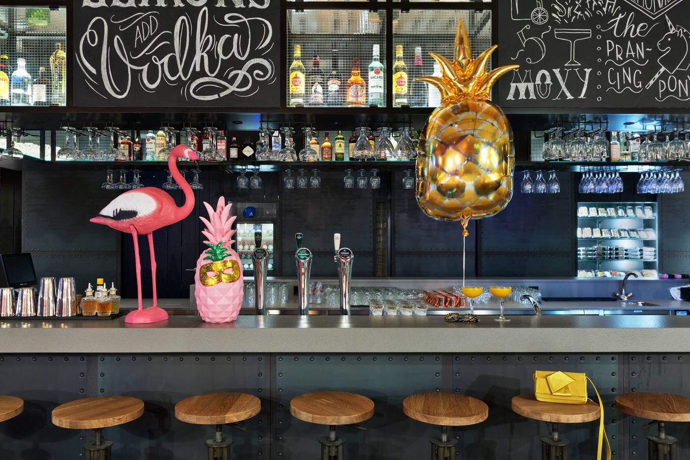 Moxy-Amsterdam-Houthavens-Bar-20