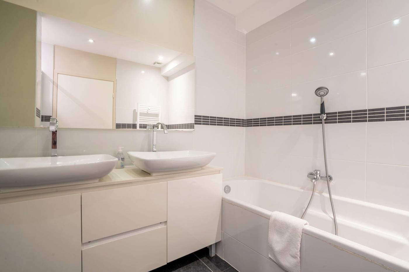 La-Villa-Louancelie-Room-35