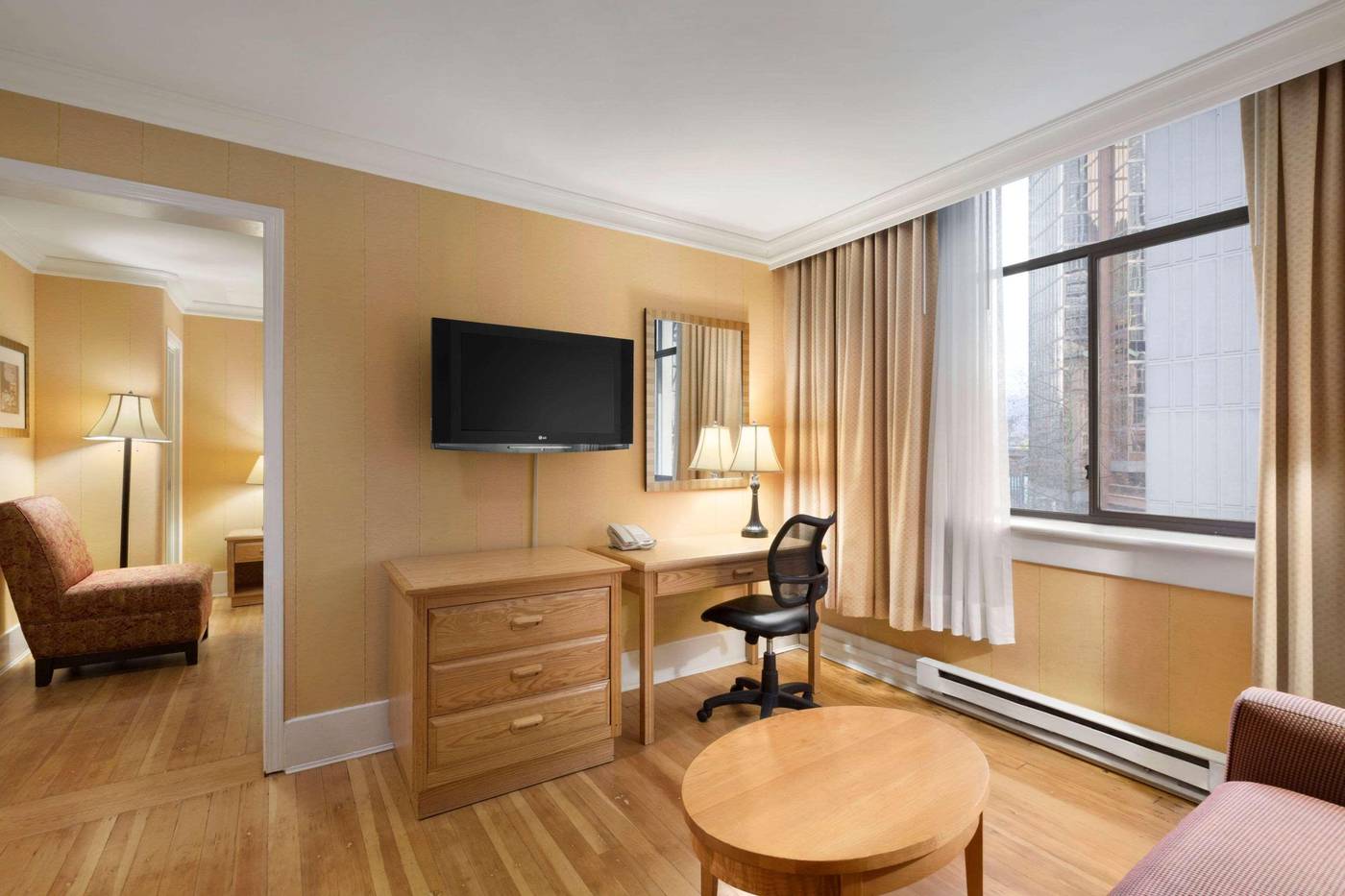 Days-Inn-by-Wyndham-Vancouver-Downtown-Room-5